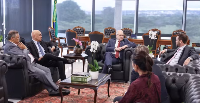 Fachin cogitou elevar teto do funcionalismo em discussões sobre penduricalhos