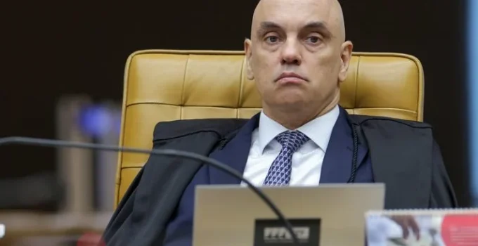 Moraes usa desaparecimento de mensagens para condenar ré de 8/1, mas usou o mesmo método em comunicação com ex-banqueiro