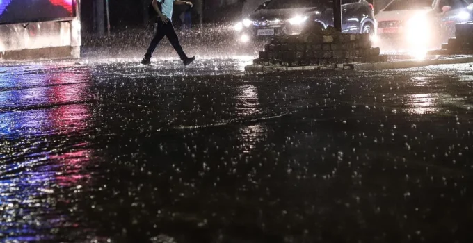 Chuva torrencial causa transtornos em BH: Vias bloqueadas, família ilhada e falta de energia