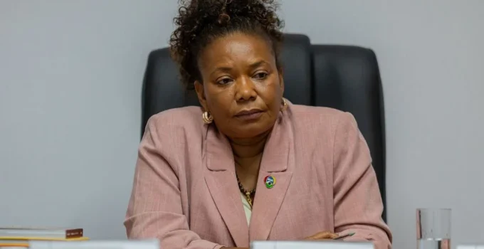 Ministra da Cultura em BH aponta 'deserto' cultural e anuncia retomada de políticas públicas