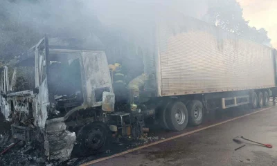 Caminhão com salgadinhos pega fogo na BR-040 e causa lentidão perto de BH