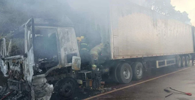 Caminhão com salgadinhos pega fogo na BR-040 e causa lentidão perto de BH