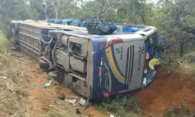 Ônibus de Viagem Tomba na BR-251 em Minas Gerais: Duas Vítimas Fatais e Onze Feridos