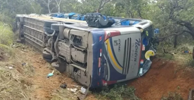 Ônibus de Viagem Tomba na BR-251 em Minas Gerais: Duas Vítimas Fatais e Onze Feridos