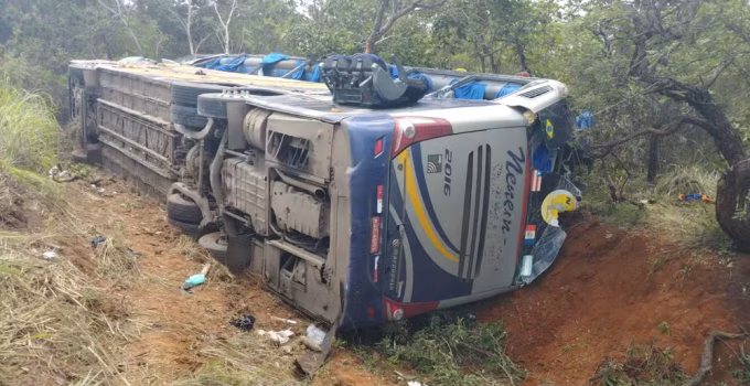 Tragédia na BR-251: Ônibus de SP para PE tomba em Grão Mogol, deixa dois mortos e dez feridos