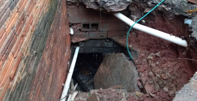 Homem é arrastado por enxurrada e desaparece em galeria pluvial em Sabará, na Grande BH; bombeiros em buscas