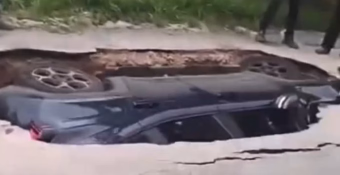 Carro é engolido por cratera em Contagem após rompimento de rede da Copasa; veja vídeo