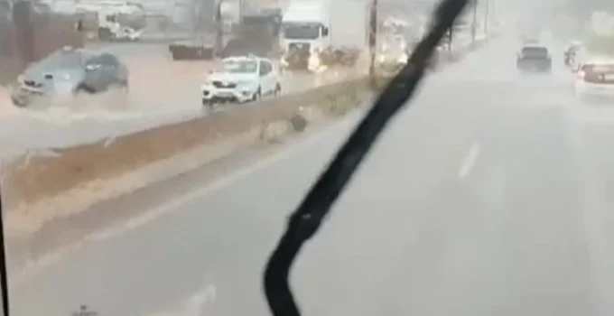 Anel Rodoviário de BH alaga e causa transtornos com chuva intensa na tarde desta terça-feira (10/3)