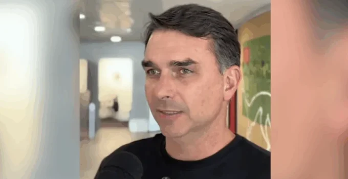 Flávio Bolsonaro minimiza ausência de Lula na posse de Kast no Chile e critica petista