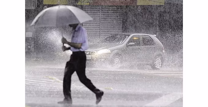 Chuva torrencial atinge regiões de BH com risco de transtornos; Defesa Civil emite alerta