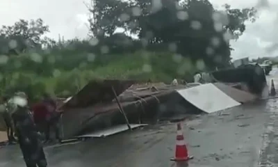 Carreta tomba em curva perigosa da BR-381 e causa transtornos monumentais na Grande BH