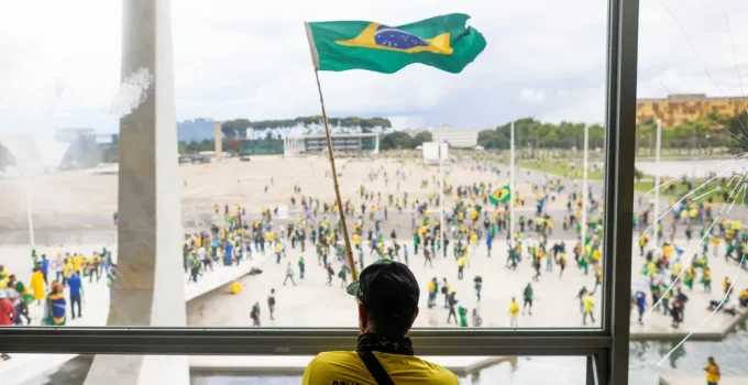 Governo Milei concede refúgio a brasileiro condenado por atos de 8 de janeiro