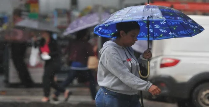Chuvas fortes e raios em BH: Defesa Civil emite alertas e orienta moradores para quarta-feira (11/3)