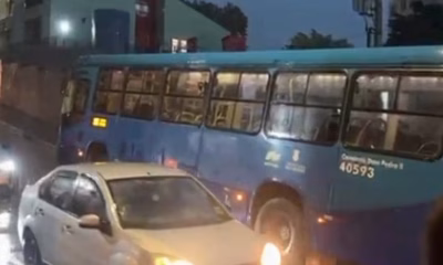 Motorista abandona ônibus em BH após ser ameaçado com faca por passageiro; trânsito é afetado