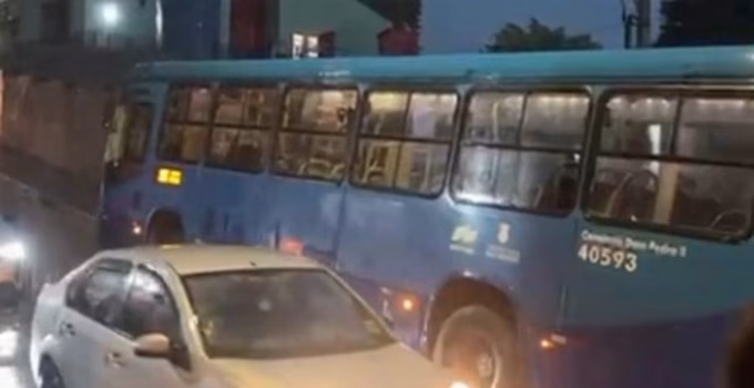 Motorista abandona ônibus em BH após ser ameaçado com faca por passageiro; trânsito é afetado