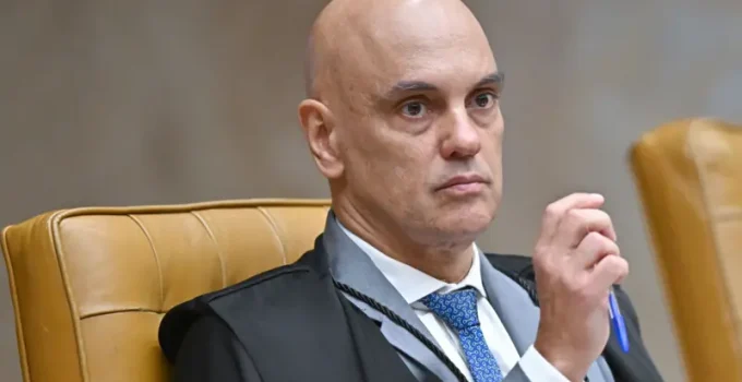 Moraes reavalia e veta visita de assessor de Trump a Bolsonaro na prisão