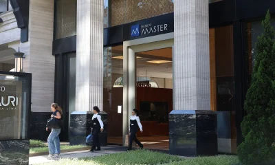 Celular de dono do Banco Master: Temor em Brasília com 'bomba' de informações sobre políticos e autoridades
