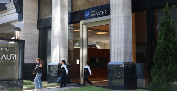 Celular de dono do Banco Master: Temor em Brasília com 'bomba' de informações sobre políticos e autoridades