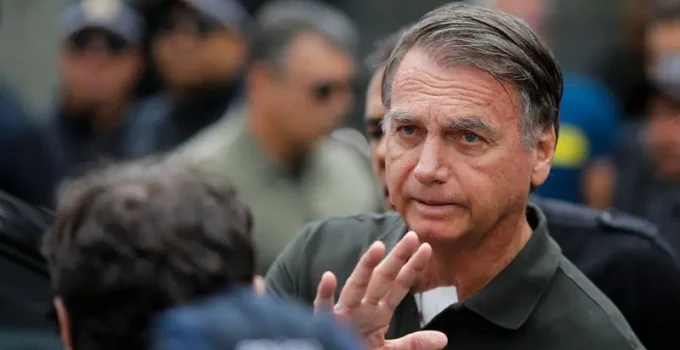 Bolsonaro é internado na UTI com broncopneumonia; Flávio volta a pedir prisão domiciliar
