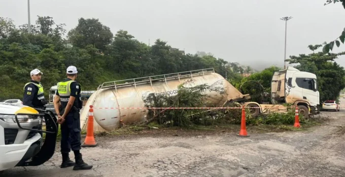 Carreta Desgovernada no Anel Rodoviário de BH: Aquaplanagem Causa Interdições e Alerta no Trânsito da Capital