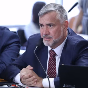 Paulo Pimenta permanecerá em Brasília para acesso a dados sigilosos de dono do Banco Master