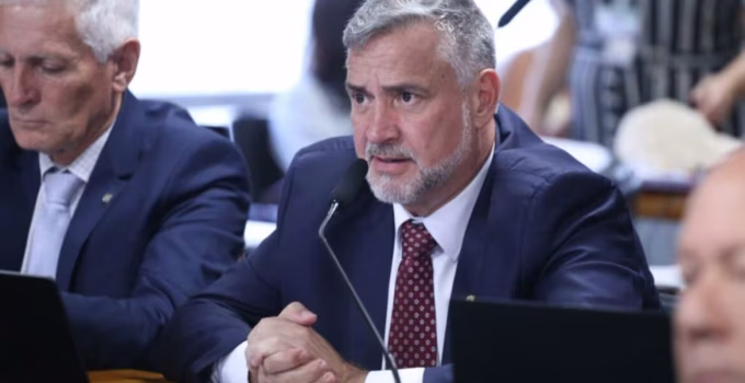 Paulo Pimenta permanecerá em Brasília para acesso a dados sigilosos de dono do Banco Master