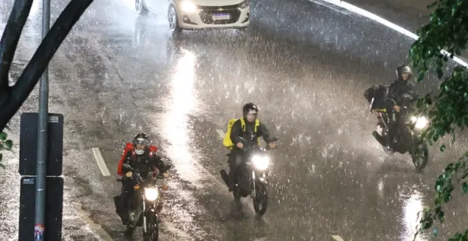 BH em Alerta: Chuvas Extremamente Fortes Causam Risco de Enxurradas e Alagamentos na Noite de Sexta (13)