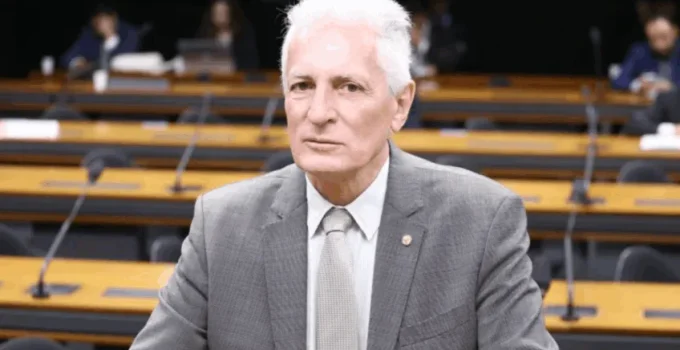 Rogério Correia ironiza internação de Bolsonaro com vídeo antigo