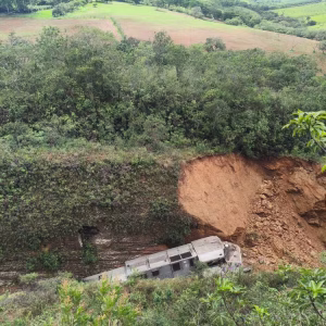 Trem descarrila após deslizamento de terra atingir linha férrea em Ibiá, no Alto Paranaíba