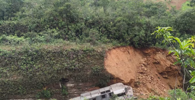Trem descarrila após deslizamento de terra atingir linha férrea em Ibiá, no Alto Paranaíba
