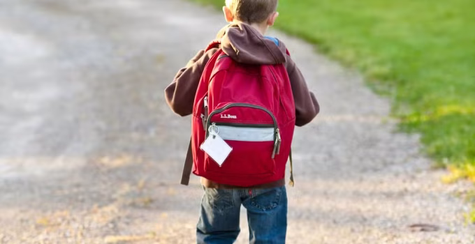Menino Alemão de 7 Anos Causa Alvoroço em Escola ao Levar R$ 30 Mil para Impressionar Colegas