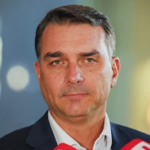 Flávio Bolsonaro reafirma disposição para assinar CPIs contra ministros e critica Veja por "mentira"