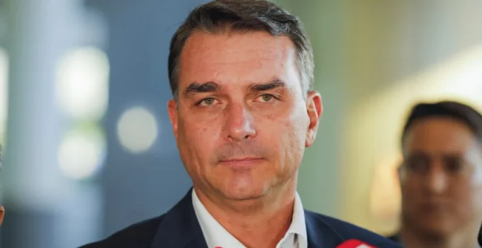 Flávio Bolsonaro reafirma disposição para assinar CPIs contra ministros e critica Veja por "mentira"