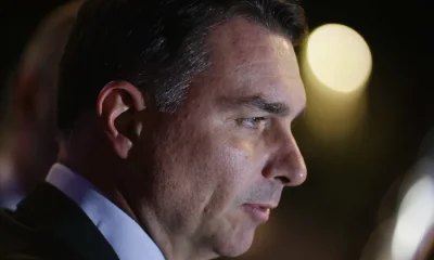 Flávio Bolsonaro se reúne com Alexandre de Moraes e pede prisão domiciliar humanitária para o ex-presidente