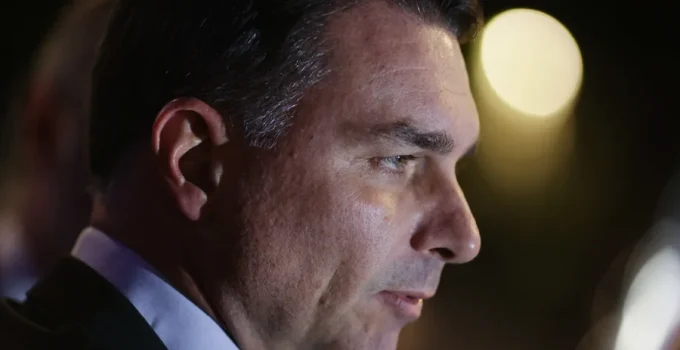 Flávio Bolsonaro se reúne com Alexandre de Moraes e pede prisão domiciliar humanitária para o ex-presidente