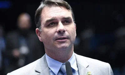 Flávio Bolsonaro se reúne com Alexandre de Moraes para pedir prisão domiciliar do pai