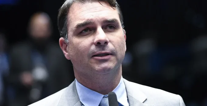 Flávio Bolsonaro se reúne com Alexandre de Moraes para pedir prisão domiciliar do pai