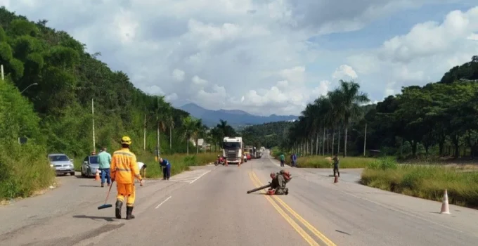 Carga de parafusos se espalha por rodovia em Itabirito e causa prejuízos com pneus furados