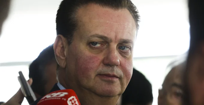 Kassab alerta Tarcísio: Distanciamento de Bolsonaro é crucial para evitar derrota em 2026