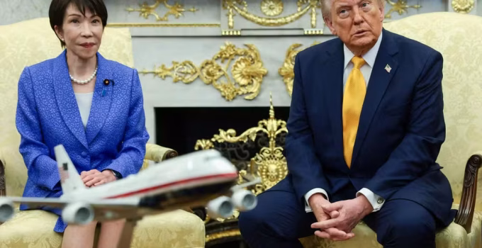 Trump questiona Japão sobre aviso prévio para ataques, comparando com Pearl Harbor em encontro tenso