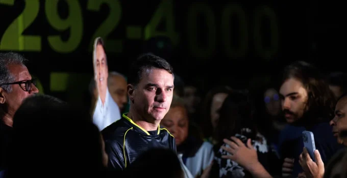 Flávio Bolsonaro Esclarece: Sem Decisão Definida Sobre Apoio a Ciro Gomes no Ceará