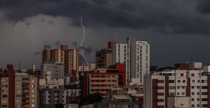 Belo Horizonte em Alerta: Chuva de 40% do previsto para março pode atingir a capital nesta sexta; Defesa Civil emite recomendações