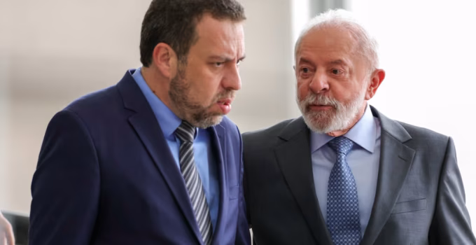 Boulos deixa o PSOL e se filia ao PT em movimento que mira 2030