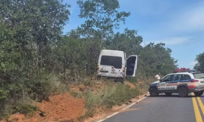 Tragédia na MG-202: Colisão entre van de hemodiálise e carro mata mulher e deixa vários feridos no Norte de Minas