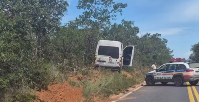 Tragédia na MG-202: Colisão entre van de hemodiálise e carro mata mulher e deixa vários feridos no Norte de Minas