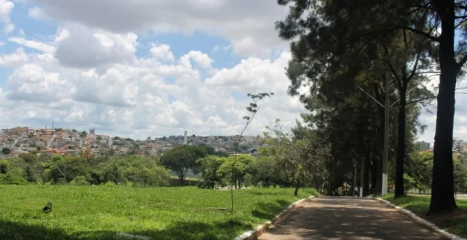 Mulher denuncia ameaças de coveiro e condições insalubres em enterro de mãe no Cemit&eacute;rio da Paz, em BH