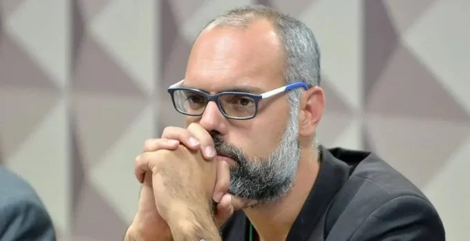 Allan dos Santos critica Michelle Bolsonaro: "Viajando o Brasil como se o ex-presidente já estivesse morto"