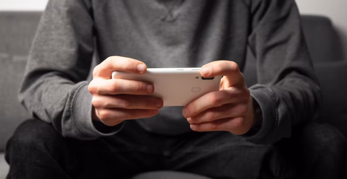 Professor de escola em BH é investigado por aliciar alunas de 9 a 12 anos via WhatsApp