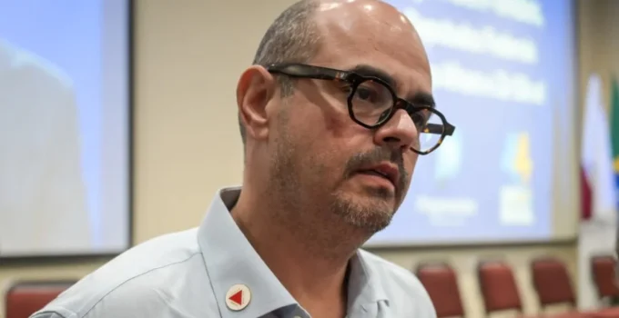 Simões assume governo de Minas Gerais com foco na reeleição e alfineta gestão anterior