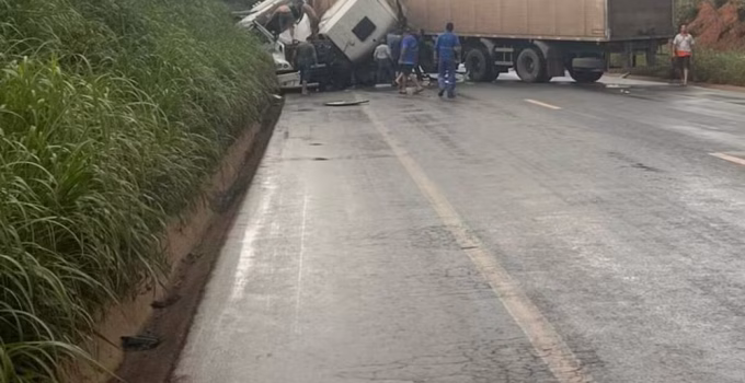 BR-251 interditada por mais de 4 horas após grave colisão frontal entre duas carretas em Francisco Sá